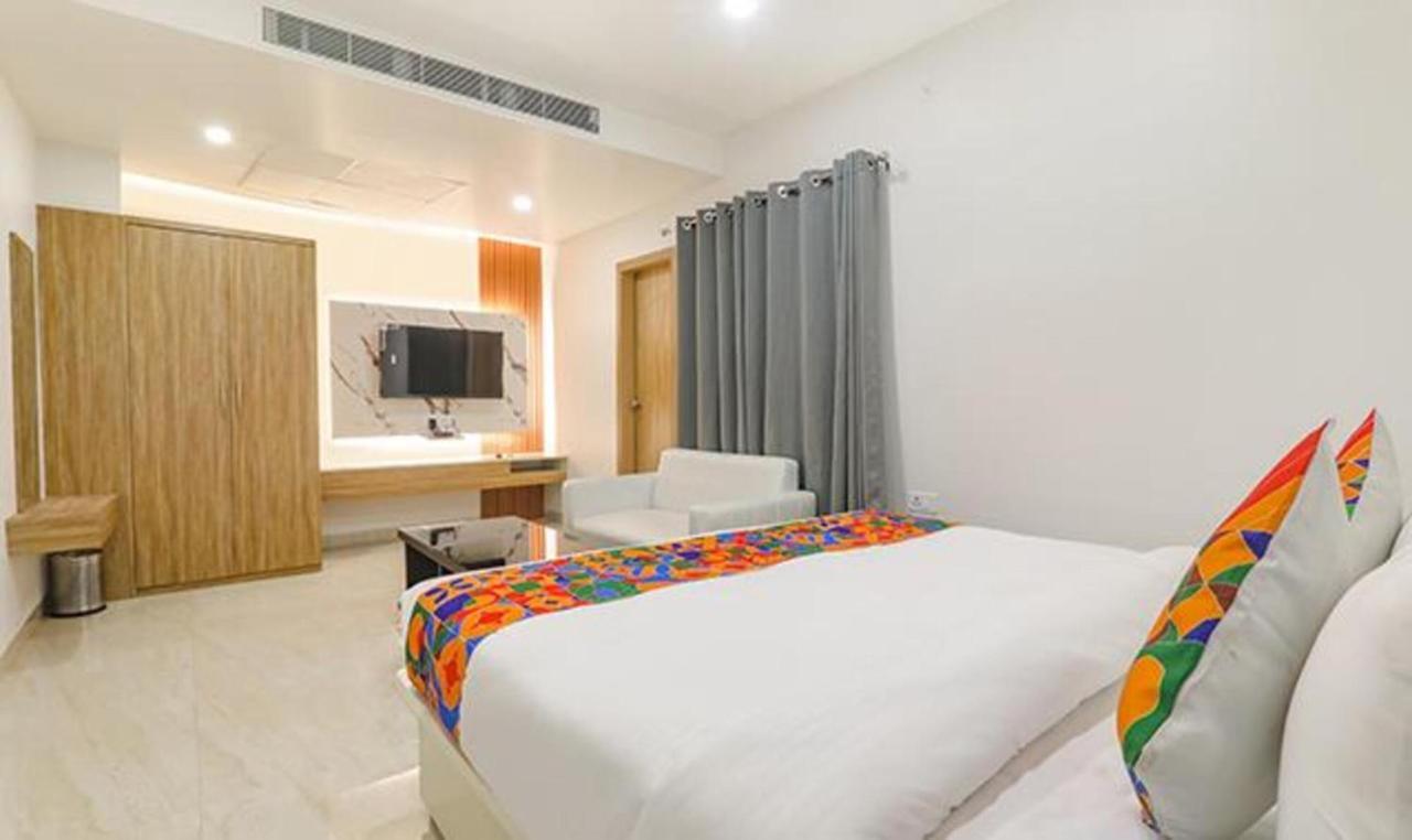 Fabhotel Golf Inn Golf Course Road Gurgaon Bagian luar foto